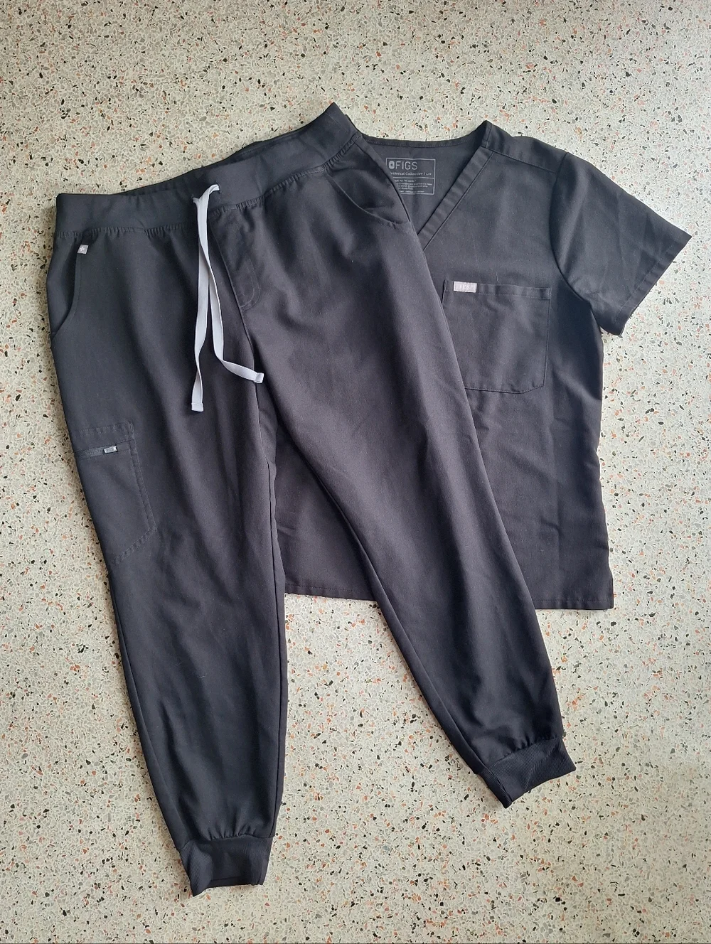 (Set) Figs Catrina One-Pocket Scrub Top & Figs Zamora Jogger Scrub Pants - Picture 3 of 7